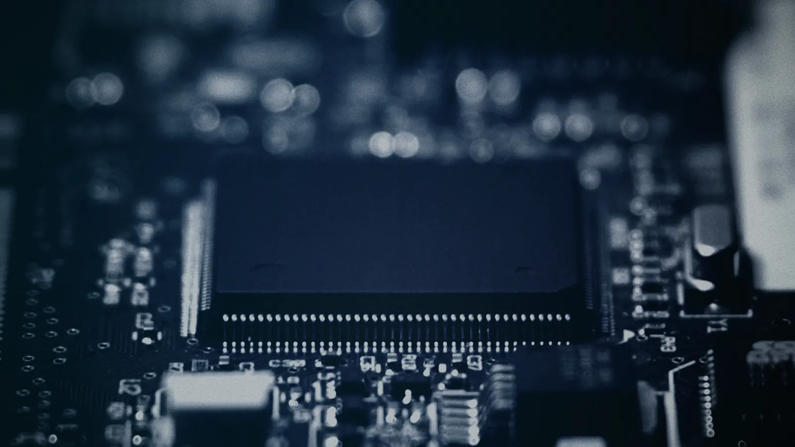 Detalle macro de una placa electrónica de módulo automotor